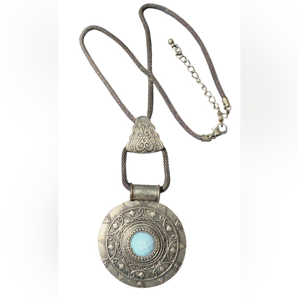 Elegant Silver and Blue Pendant Necklace